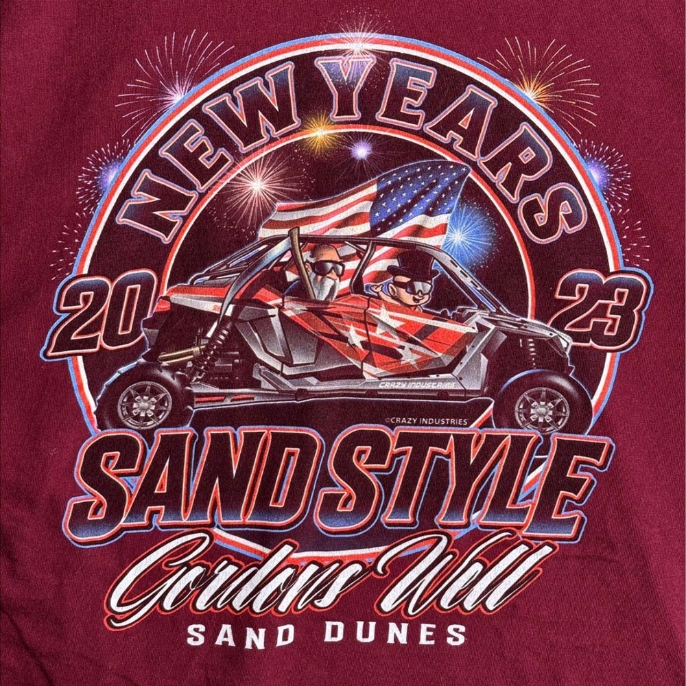 Sand Style Gordons Well Sand Dunes New Years 2023 Graphic T-Shirt Maroon Mens XL